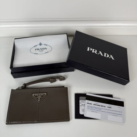 PRADA P家➡️油腊皮卡包 型号：1MC086 男女通用款