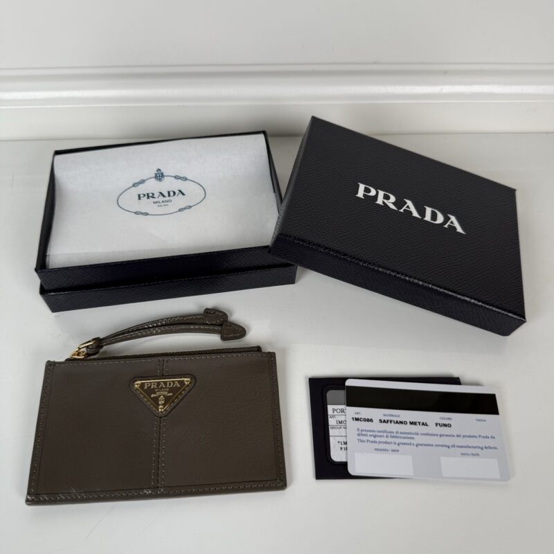 PRADA P家➡️油腊皮卡包 型号：1MC086 男女通用款