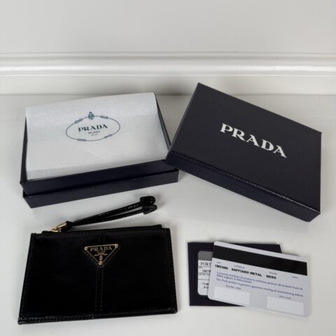 PRADA P家➡️油腊皮卡包 型号：1MC086 男女通用款