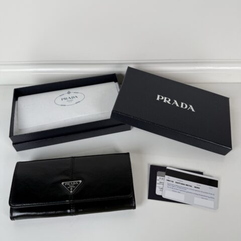 PRADA P家➡️女士翻盖皮夹 型号1MH132 黑色