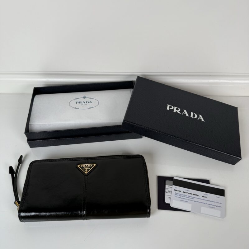 PRADA P家➡️男士女士通用拉链包黑色油腊皮 型号2ML059