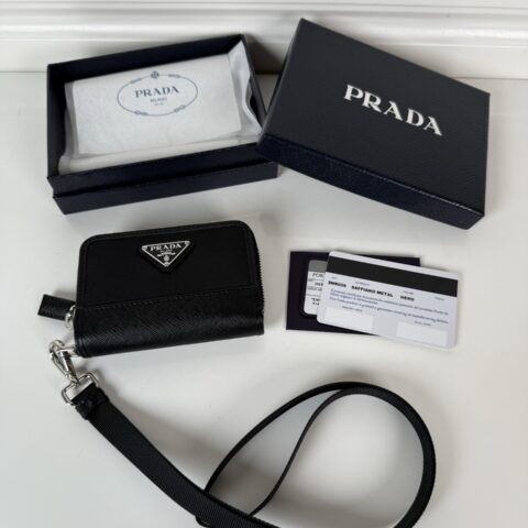 PRADA P家➡️鹿皮男女通用卡夹，型号2MR039