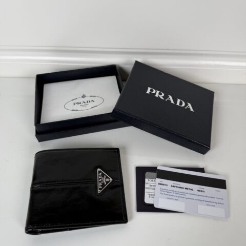 PRADA P家➡️男士短款钱包，（黑色油腊皮）型号2M0513