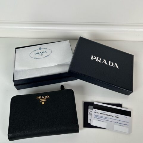 PRADA P家➡️女士细鹿纹皮短夹 元单品质 型号1M1225