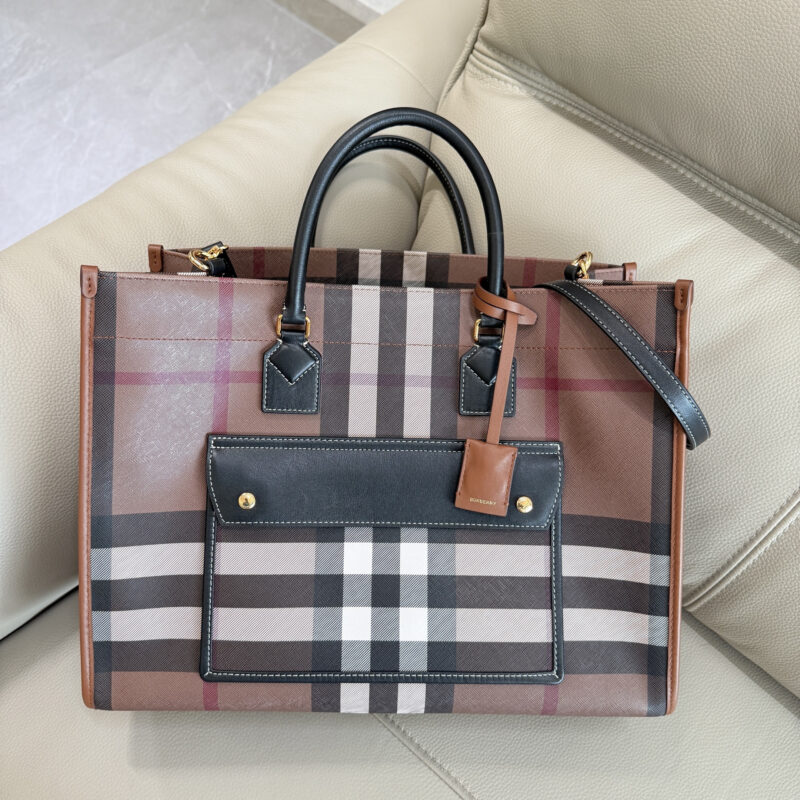 Burberry B家最新桦木棕格纹托特包 型号1381