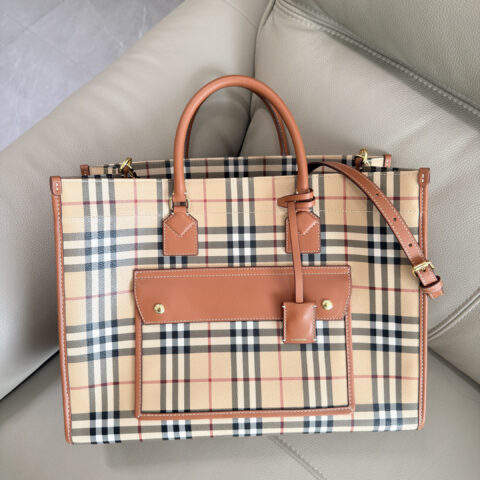 Burberry B家最新格纹托特包 型号1381