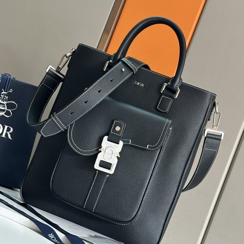 dior迪奥马鞍手袋是二零二四冬季男装系列新品编号: 1ADSH241YKS_H93911