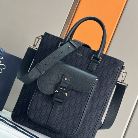dior迪奥马鞍手袋是二零二四冬季男装系列新品编号: 1ADSH241YKS_H93911