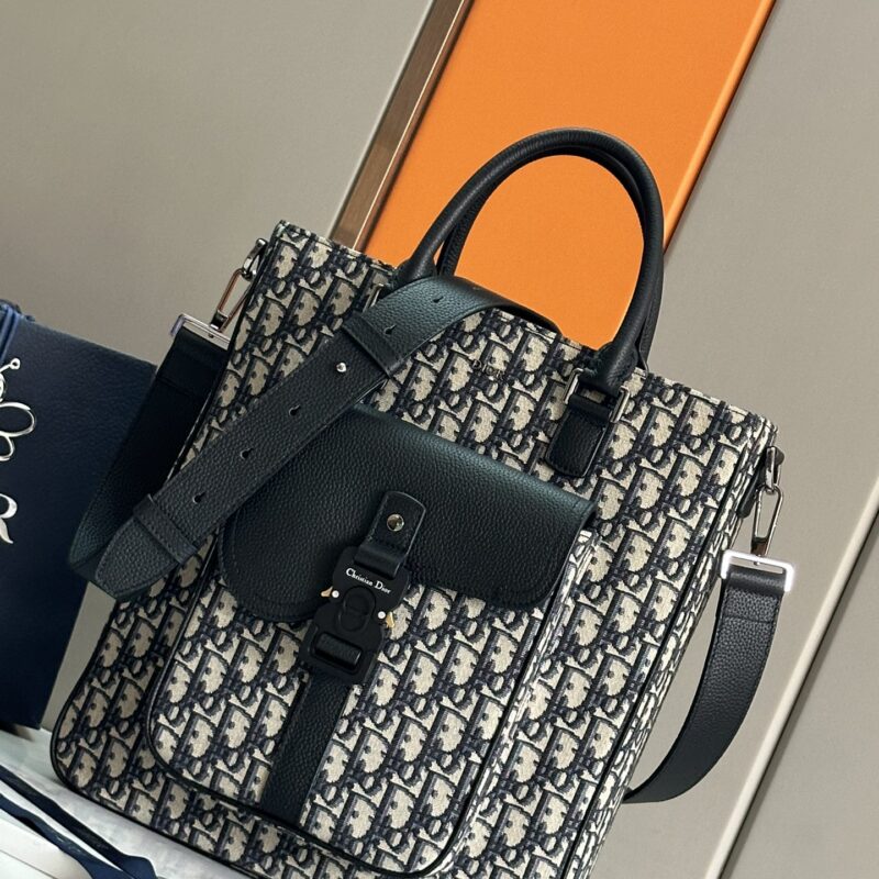 dior迪奥马鞍手袋是二零二四冬季男装系列新品编号: 1ADSH241YKS_H93911