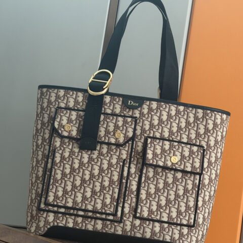 dior迪奥Pocket Dior Jett 手袋型号:93978 棕色布