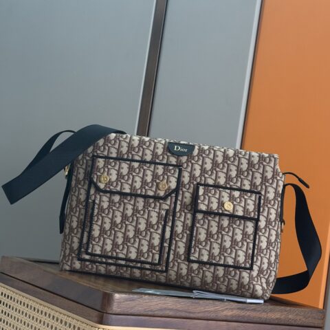 dior迪奥 Pocket Dior Jett 拉链信使包型号:93977棕色布