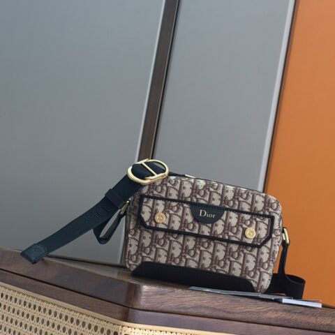 dior迪奥 Pocket Dior Jett 拉链信使包型号:93979棕色布