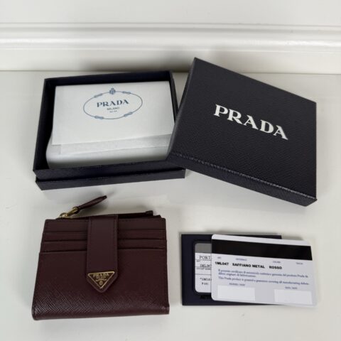 Prada 最新三角微标卡包 波尔多红 型号1ML047