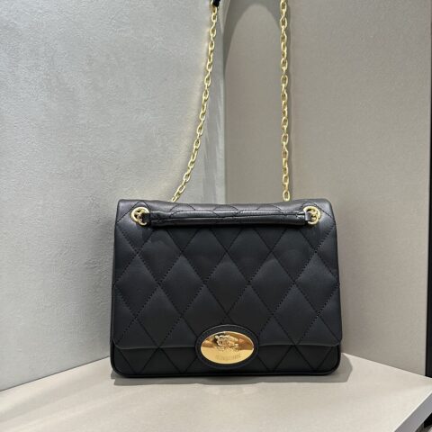 Burberry 绗缝小牛皮面料黑色 型号2471