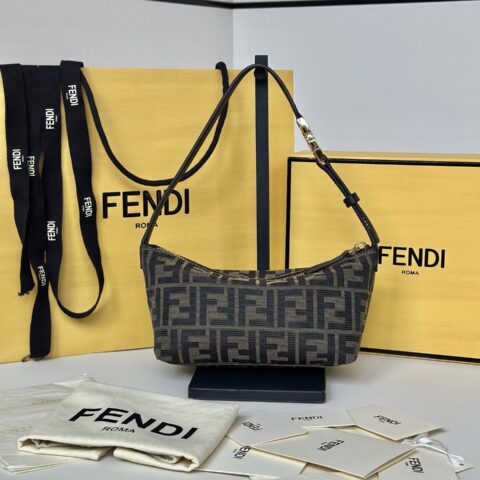 Fendi 新款Vanity Pouch small包款号：8715