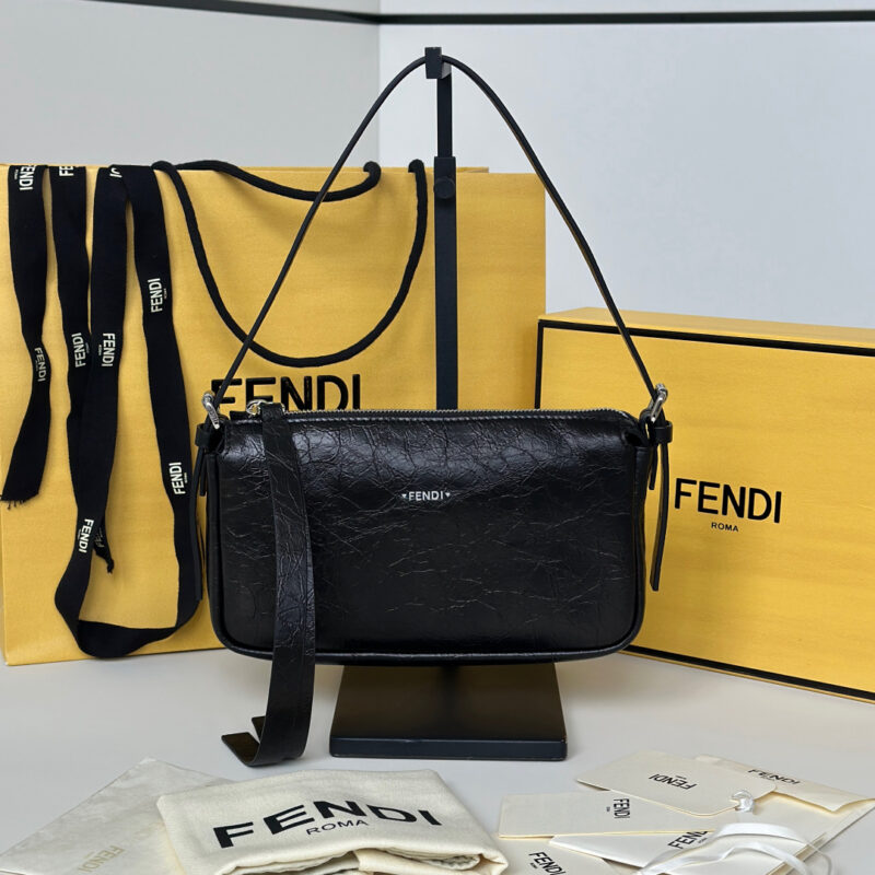 Fendi 新品 Zip Top简约腋下包款号:8716