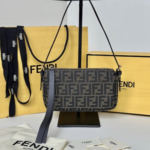 Fendi 新品 Zip Top老花腋下包款号：8716