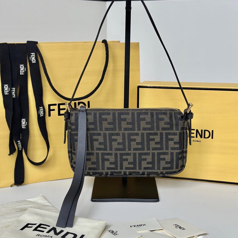 Fendi 新品 Zip Top老花腋下包款号:8716