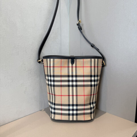 Burberry 复古感拉满水桶包型号0862