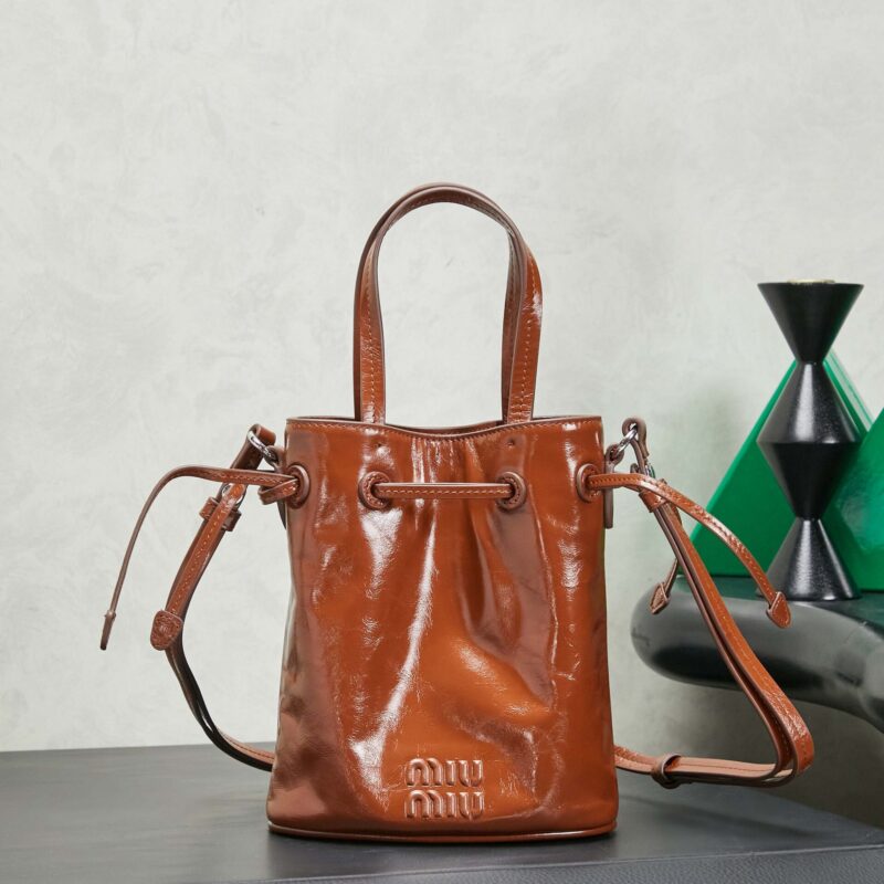 miumiu新品迷你小桶包 款号5NF468 紫檀木色