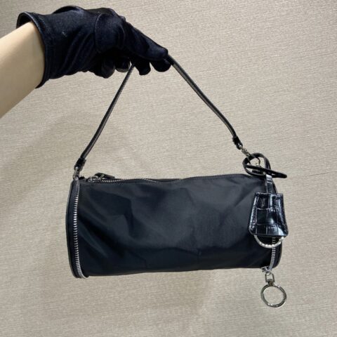 Prada新品收纳包鳄鱼纹黑色 款号1TT347