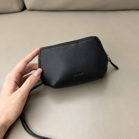 THE ROW LP Owen Pouch 胎牛皮黑色 型号：TR1255