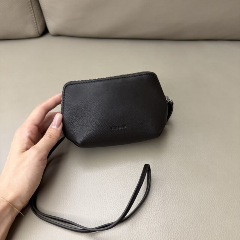 THE ROW Owen Pouch 胎牛皮巧克力棕 型号：TR1255