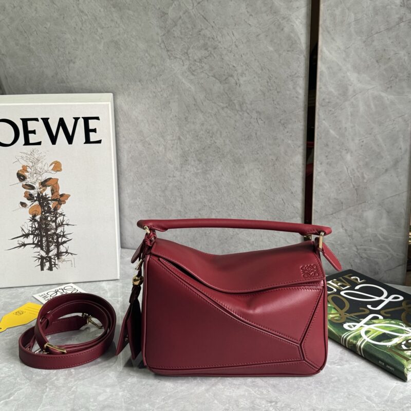 loewe十周年纪念款全新𝓟𝓾𝔃𝔃𝓵𝓮红色小羊皮 款号0189