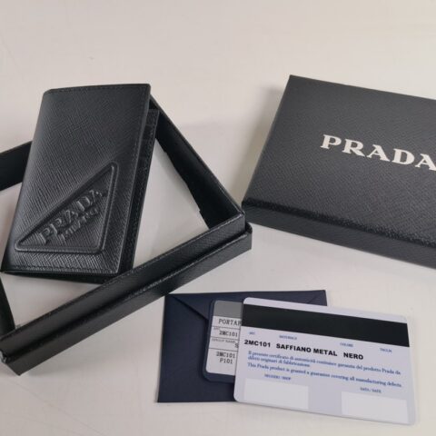 Prada十字纹男女通用卡夹，（黑色大压唛）型号2MC101