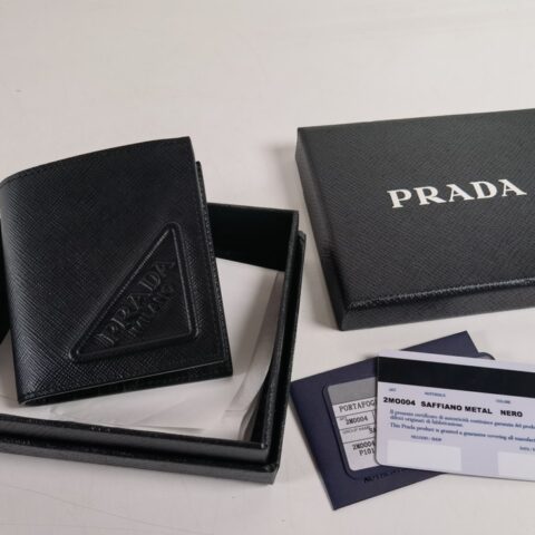 Prada 男女通用短款钱包（黑色大压唛）型号2MO004