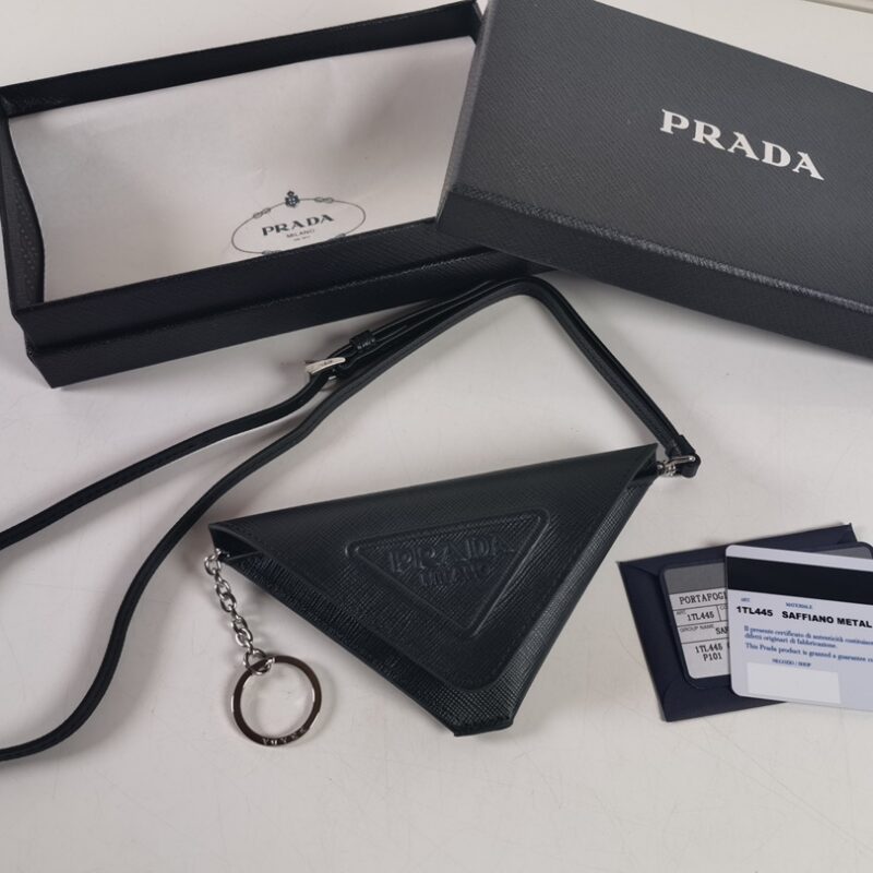 Prada(钥匙扣+零钱袋组合)型号:1TL445