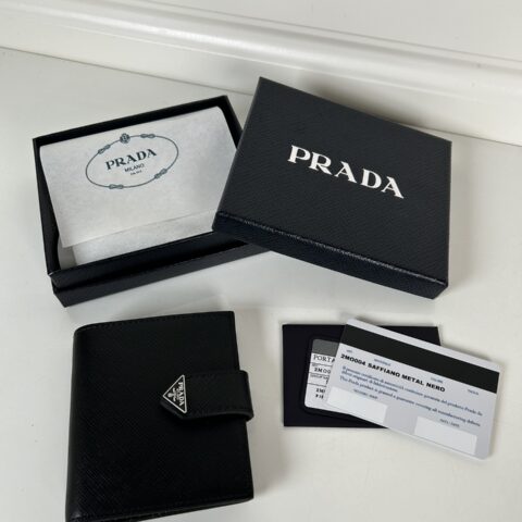 Prada 男女通用短款钱包，型号2MO004