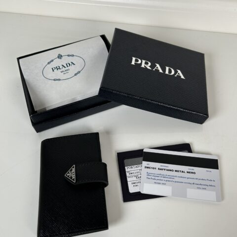 Prada 最新三角微标卡包 型号2MC101