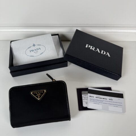 Prada 女士十字纹+尼面面料制作短夹 型号1ML018