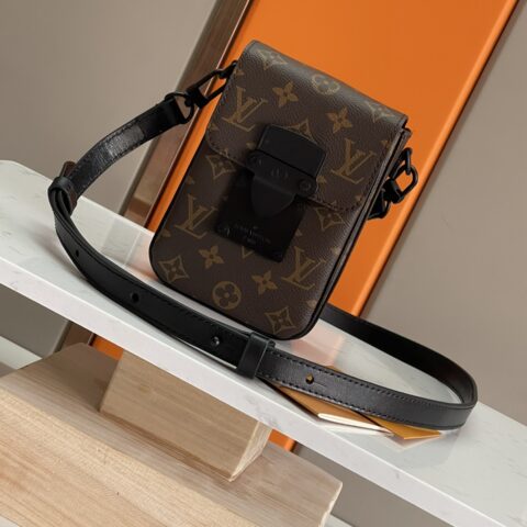 顶级原单全钢五金 S-Lock Vertical Wearable 钱夹肩背包M81522
