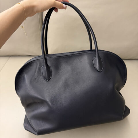 THE ROW Agnes 15 Bag马鞍皮黑色 型号：TR1219