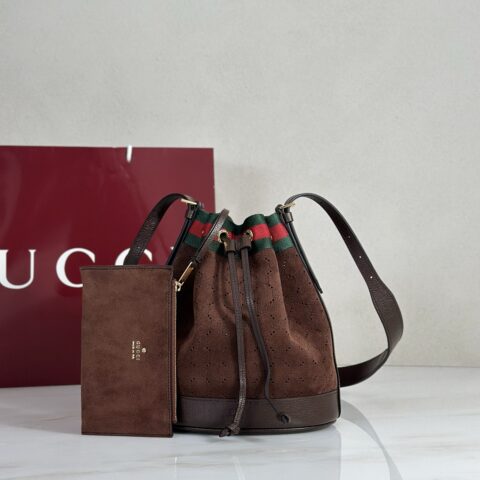 Gucci 款号A002GW 深棕绒穿孔