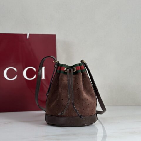 Gucci 款号876060 深棕绒穿孔