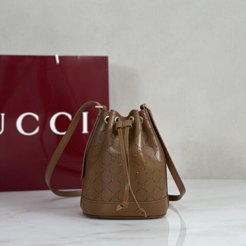 Gucci 款号876060 棕皮穿孔
