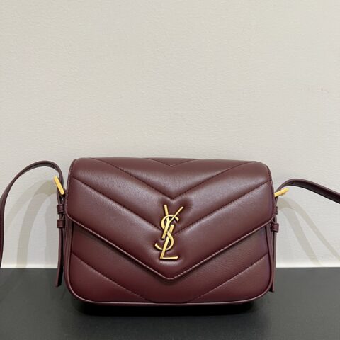 YSL 𝟮𝟲早春最🆕款𝙇𝙊𝙐𝙇𝙊𝙐 𝙏𝙊𝙔枣红羊皮 型号：873156