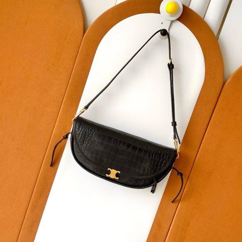 Celine 新品CE HALFMOON 小号手袋 款号：L103778