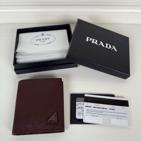 Prada男女通用短款钱包 波尔多红色 型号2MO004