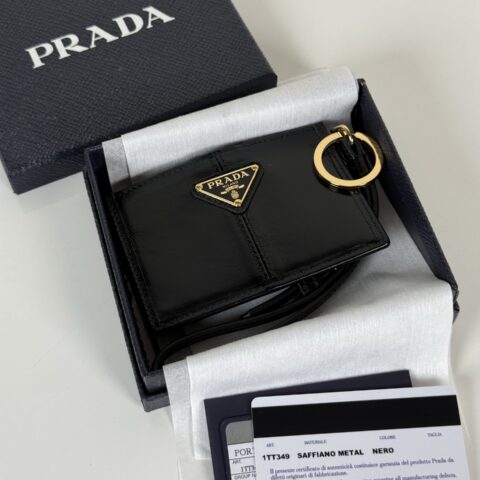 Prada 油腊皮卡夹男女通用款黑色，型号TT349