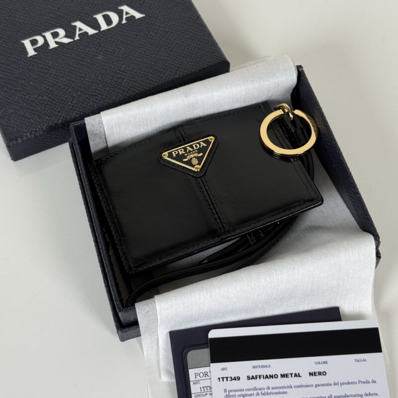 Prada 油腊皮卡夹男女通用款黑色，型号TT349