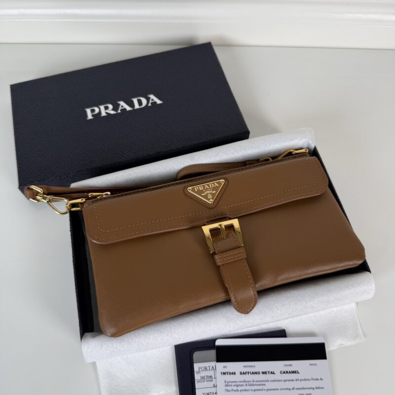 Prada 纳柏羊皮皮革钱包棕色 配可拆肩带 型号1MT046