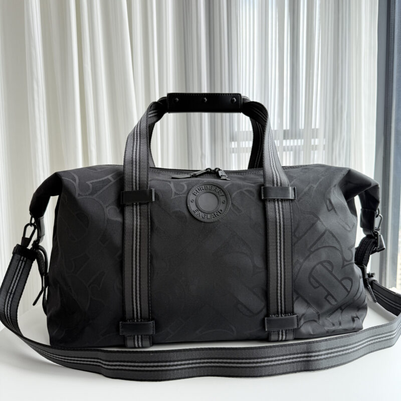 Burberry 新款尼龙布防水材料旅行包 型号8551