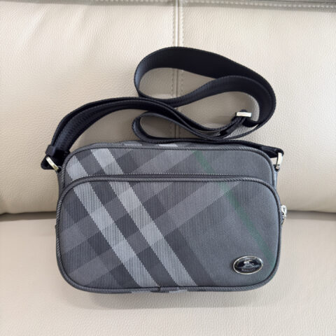 Burberry Grid斜背包 型号8541