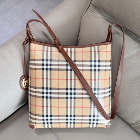 Burberry 小牛皮最新肩背包 型号8401