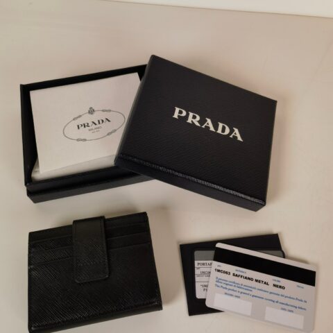 Prada 十字纹牛皮男士对折式卡片夹 款号2MC063