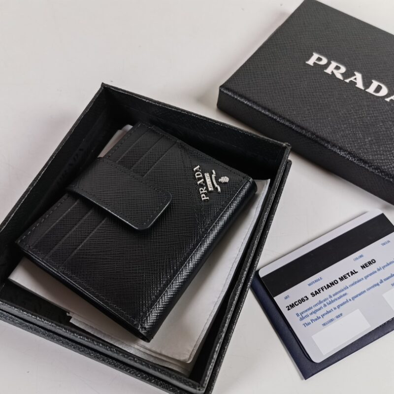 Prada 十字纹牛皮制作男士对折式卡片夹 型号2MC063